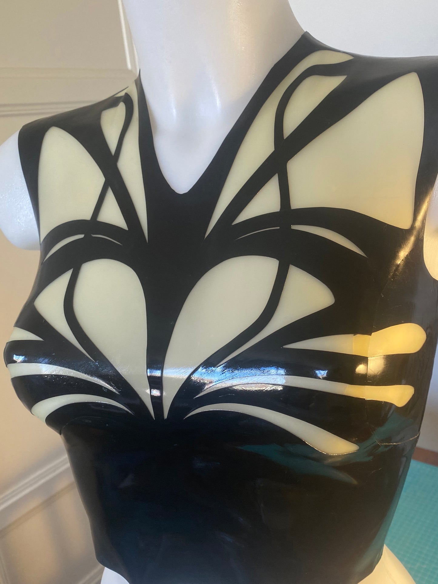 Sinfonia Crop Top V Neck