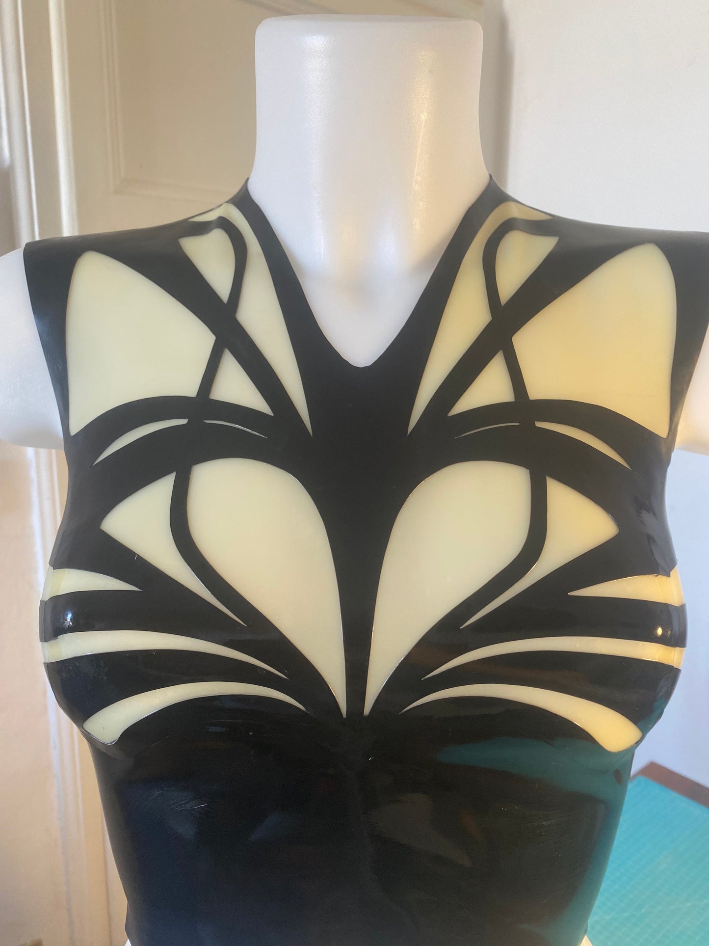 Sinfonia Crop Top V Neck