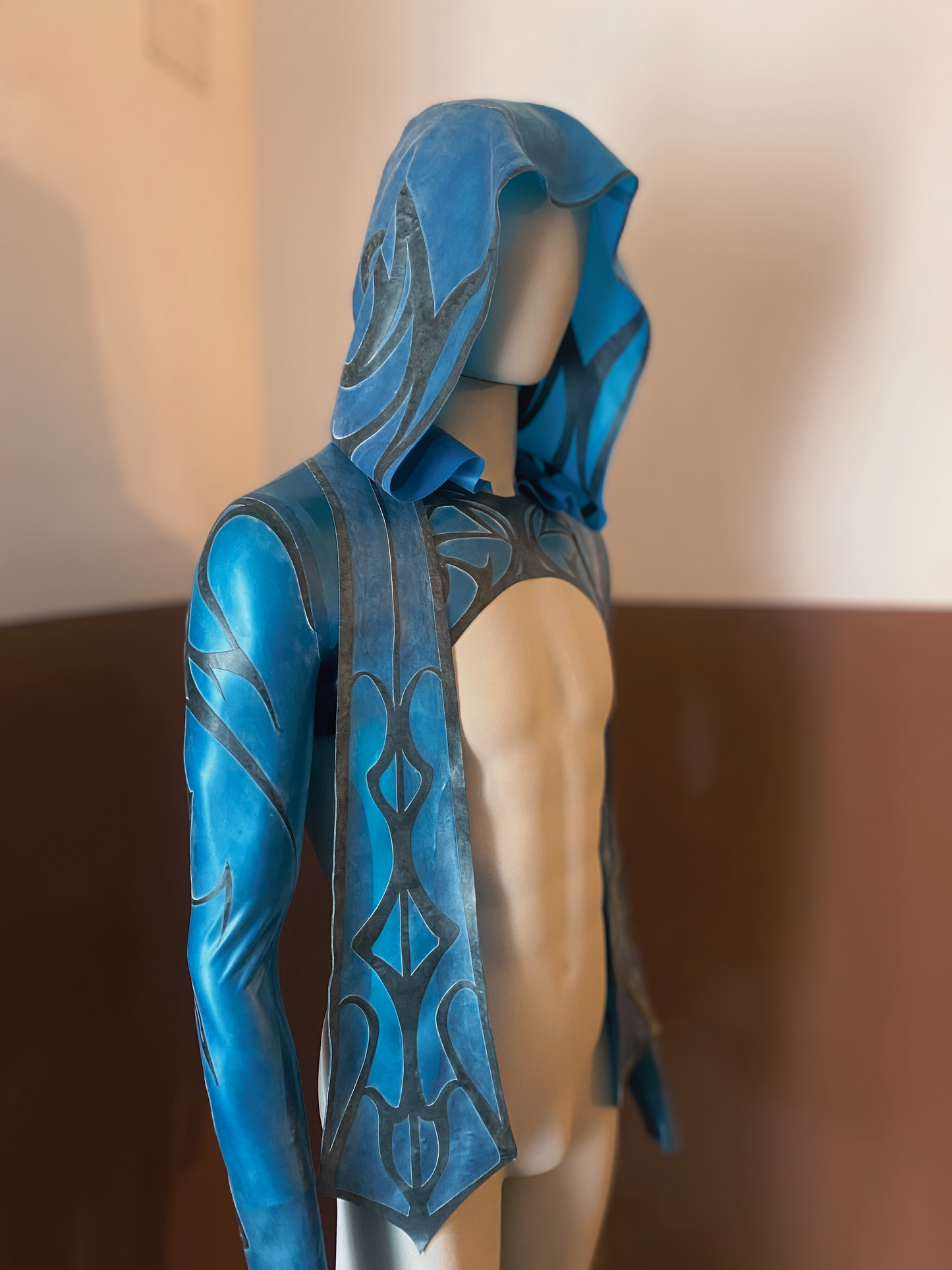 Silenzio Hooded crop top (men's sizing)